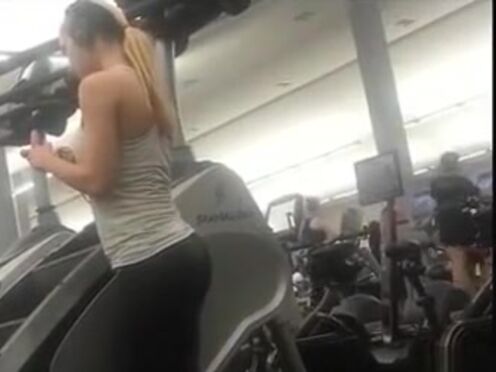 Секс голые девки на речке соблазняют