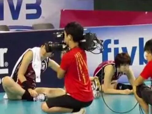 Красивое порно видео втроем в кровати