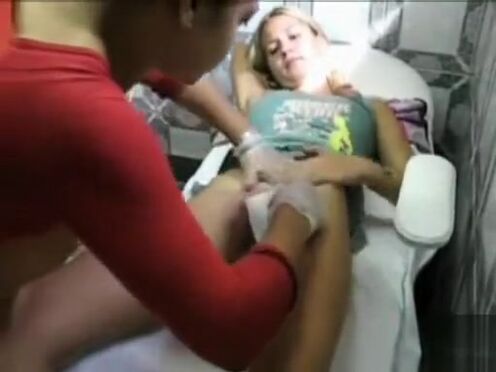 Муж ласкает жену пальцами перед сексом