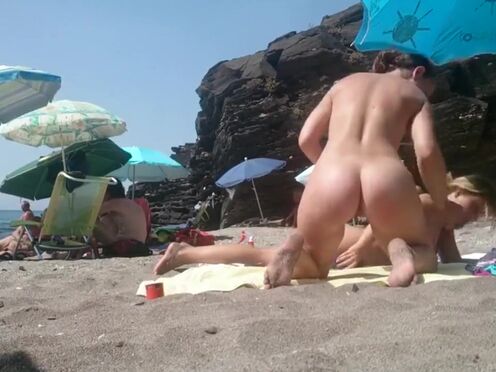 Групповуха лижет пизду девушкам порно