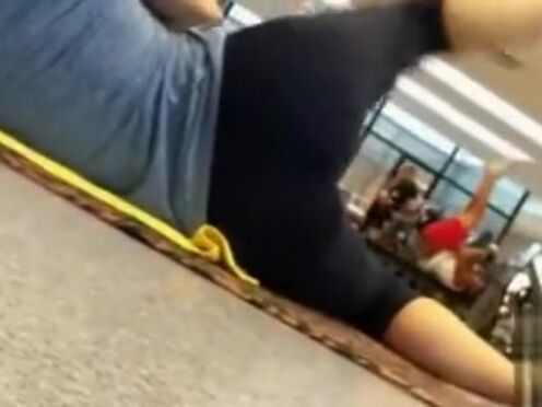 Порно лапают сиськи одноклассницу в подъезде