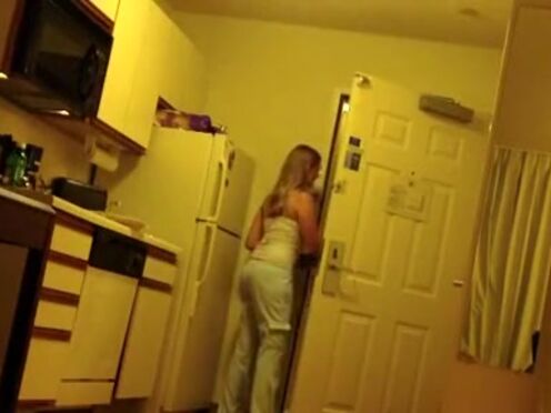 Вылезал мамку и трахнул ее на стуле