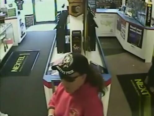 Женщина нассала посреди магазина