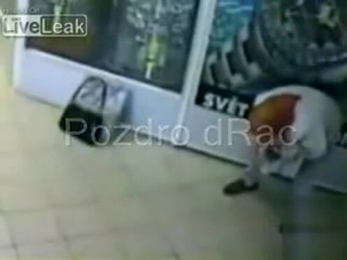 Жену трахают по очереди против воли