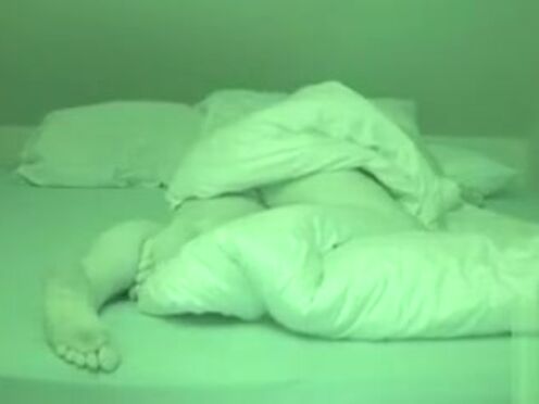 Сосет по очереди под столом порно