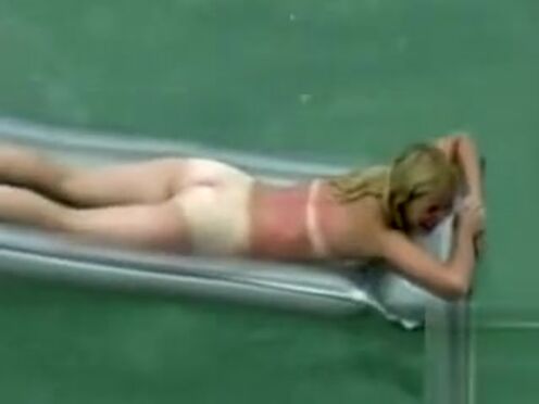 Порно трахнул писающую телку в туалете