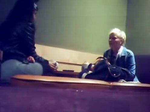 Порно лесби зрелые и молодые втроем