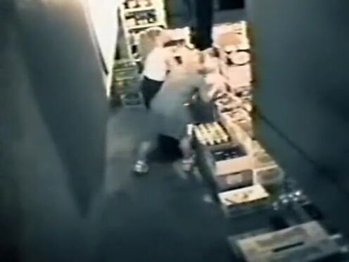 Продавщицы лесби делают куни на складе, а охранник смотрит на это с камеры видеонаблюдения