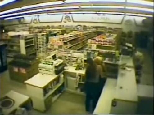 Девушка лижет пизду в магазине