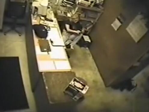 Секретарша развлекается в офисе под скрытой камерой