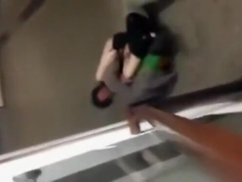 Секс со стройной девушкой в спортзале