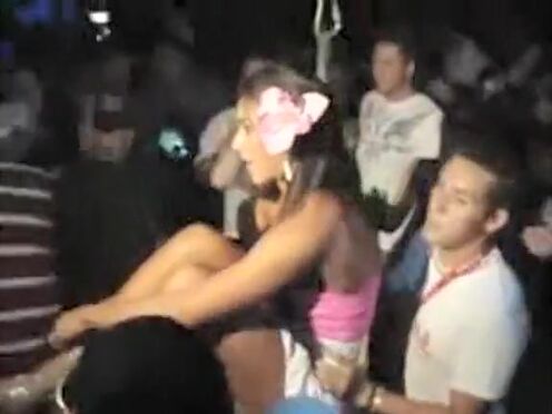 Пожилая соседка захотела секса возле озера