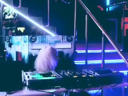 Школьница трогает писю руками у мужика порно