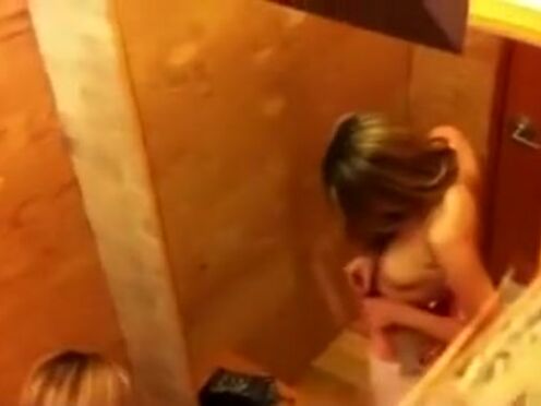 Порно мама и подруга уговорила дочку сексом