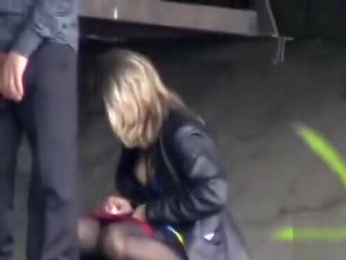 Рогоносец подкладывает зрелую в нейлоне секс