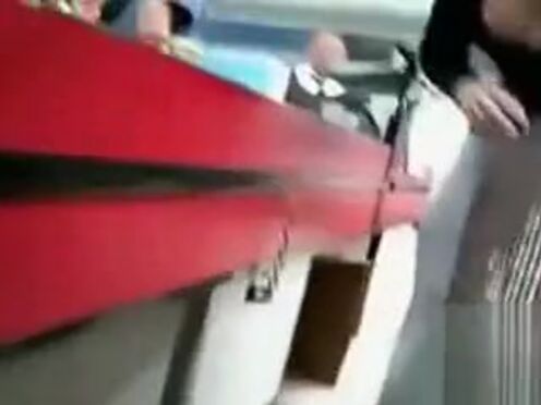 Парень трахает красивую телку в белой кровати