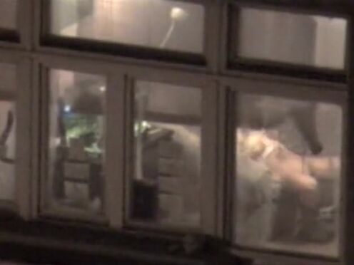 Порно видео двое ебут одну украина