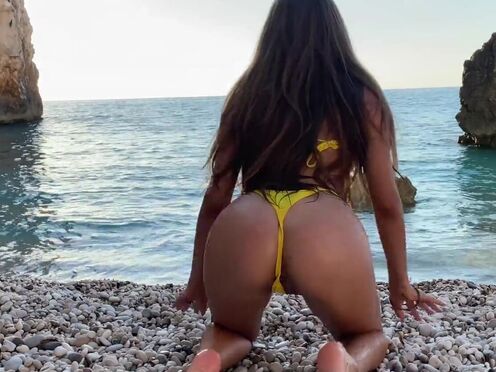 Порно девушка мастурбирует волосатую писю