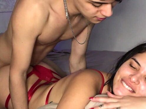 Порно елозит киской на языке