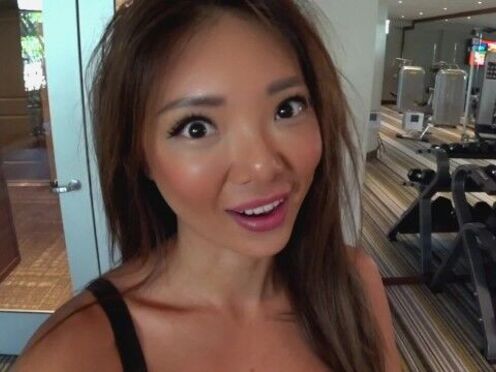 Порно ласкает язычком залупу