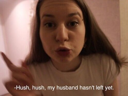 Порно женщина сосет члены двум мужчинам в