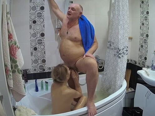 Порно молодые грудастые в ванной смотреть