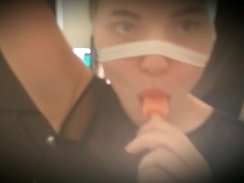 Порно сестренка учится сосать на члене брата