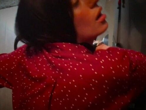 Порно парень поет