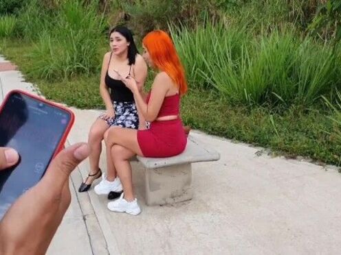 Порно села на ершик для унитаза в туалете