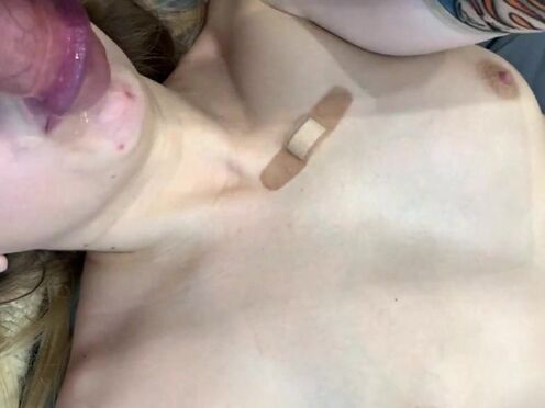 Порно перепутала член под столом