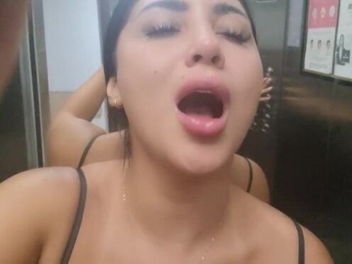 Порно две милфы страпонят парня