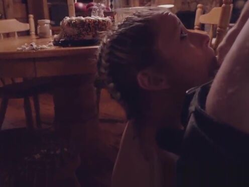 Утренний секс в постели молодой пары