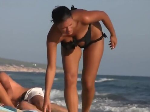 Порно лесник трахнул в лесу заблудившуюся