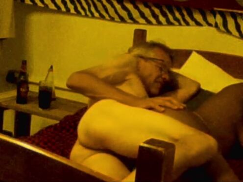 Русская тетя со страпоном учит сексу племянницу